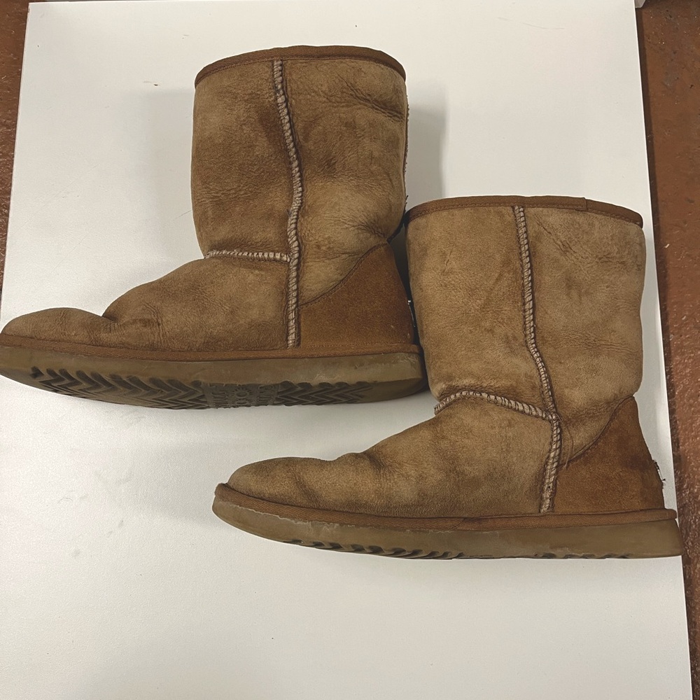Women’s Size 9 Tan Color Suede Sherpa Lined Uggs Classic Short Boot